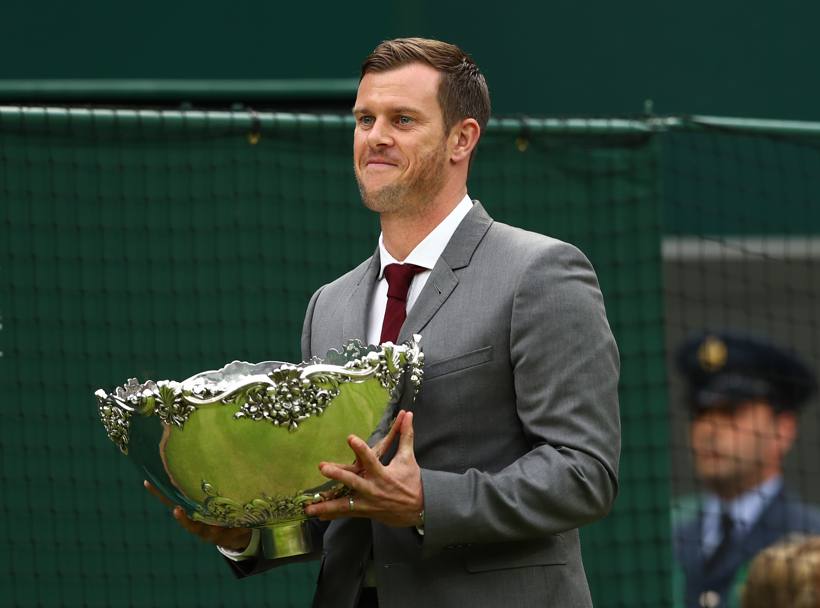 Insalatiera. Il capitano della Gran Bretagna Leon Smith mostra al pubblico di Wimbledon la Coppa Davis (Getty Images)